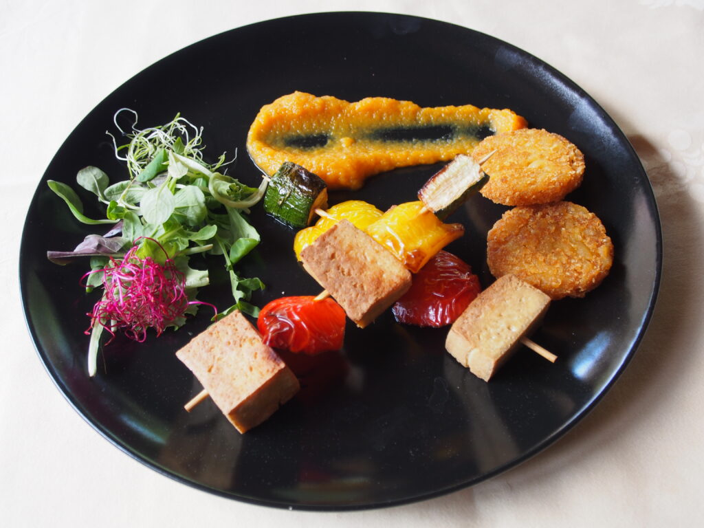 Uz tofu ražnjić s povrćem savršeno će se sljubiti Graševina kvalitetna, suho bijelo vino, svježih aroma jabuke, citrusa i breskve.